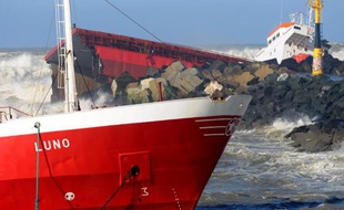 Le spectaculaire accident d'un cargo espagnol qui s'est brisé en deux sur une digue au Pays basque, s'est soldé par un bilan moins grave qu'attendu, avec un seul blessé léger et des risques de pollution massive en principe écartés mercredi soir, même si des craintes demeurent.