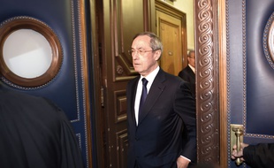 Paris, le 28 septembre 2015. Claude Guéant arrive au palais de justice de Paris où il est jugé dans l'affaire dite des «primes en liquide».