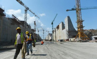 Après une crise de deux mois, le consortium international chargé des travaux d'élargissement du canal de Panama, dirigés par le constructeur espagnol Sacyr, et l'autorité du canal ont annoncé vendredi un accord sur le financement du surcoût du chantier.