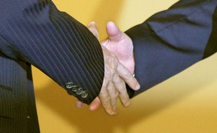 Un prof fait à chacun de ses élèves un handshake personnalisé