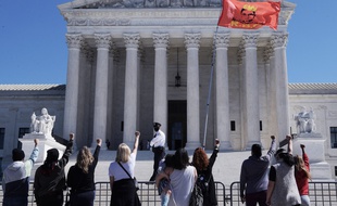 Des femmes rendent hommage devant la Cour suprême des Etats-Unis à la juge Ruth Bader Ginsburg, décédée le 18 septembre 2020.