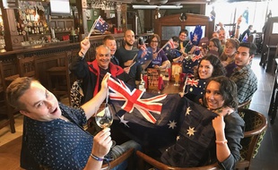 Des fans australiens de l'Eurovision, dans un pub de Kiev, le 9 mai 2017.
