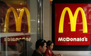 Des clients assis dans un restaurant McDonald's de Hong-Kong, en juillet 2014