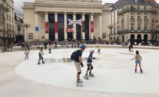 La piste de roller de la place Graslin attire de nombreux enfants.