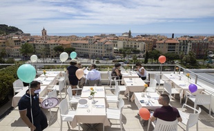 Au premier service du déjeuner, le 19 mai, sur le rooftop de l'hôtel Aston La Scala, à Nice