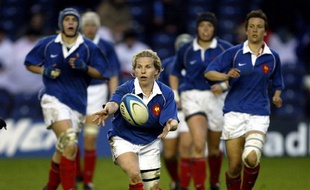 La demie d'ouverture de l'Equipe de France Estelle Sartini face à l'Ecosse, le 21 mars 2004, au stade de Murrayfield à Edimbourg.