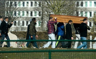 Des parents et amis de Brahim Abdeslam, l'un des kamikazes des attentats de Paris, portent le 17 mars 2016 le cercueil de leur proche dans un cimetière de Bruxelles