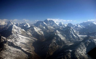 Le petit-fils d'un pilote écossais ayant effectué le premier vol au-dessus de l'Everest, au Népal, a célébré le 80e anniversaire de cet exploit en survolant à son tour le plus haut sommet du monde.