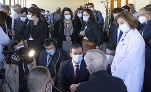 Olivier Véran, ministre de la Santé, a la rencontre des soignants de l'hopital mobilises dans l'accompagnement des patients Covid-19
