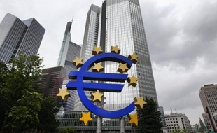 Le logo de l'euro sur le siège de la BCE à Frankfort, le 22 juin 2015