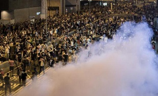 Des protestataires à Hong Kong sous les gaz lacrimogènes, le 28 septembre 2014