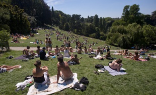 Le 26 juin 2011. Avec 36 degres releves dans l'apres-midi, les parisiens cherchent de la fraicheur dans les parcs de la ville, comme ici au parc des buttes Chaumont. // V. WARTNER / 20 MINUTES