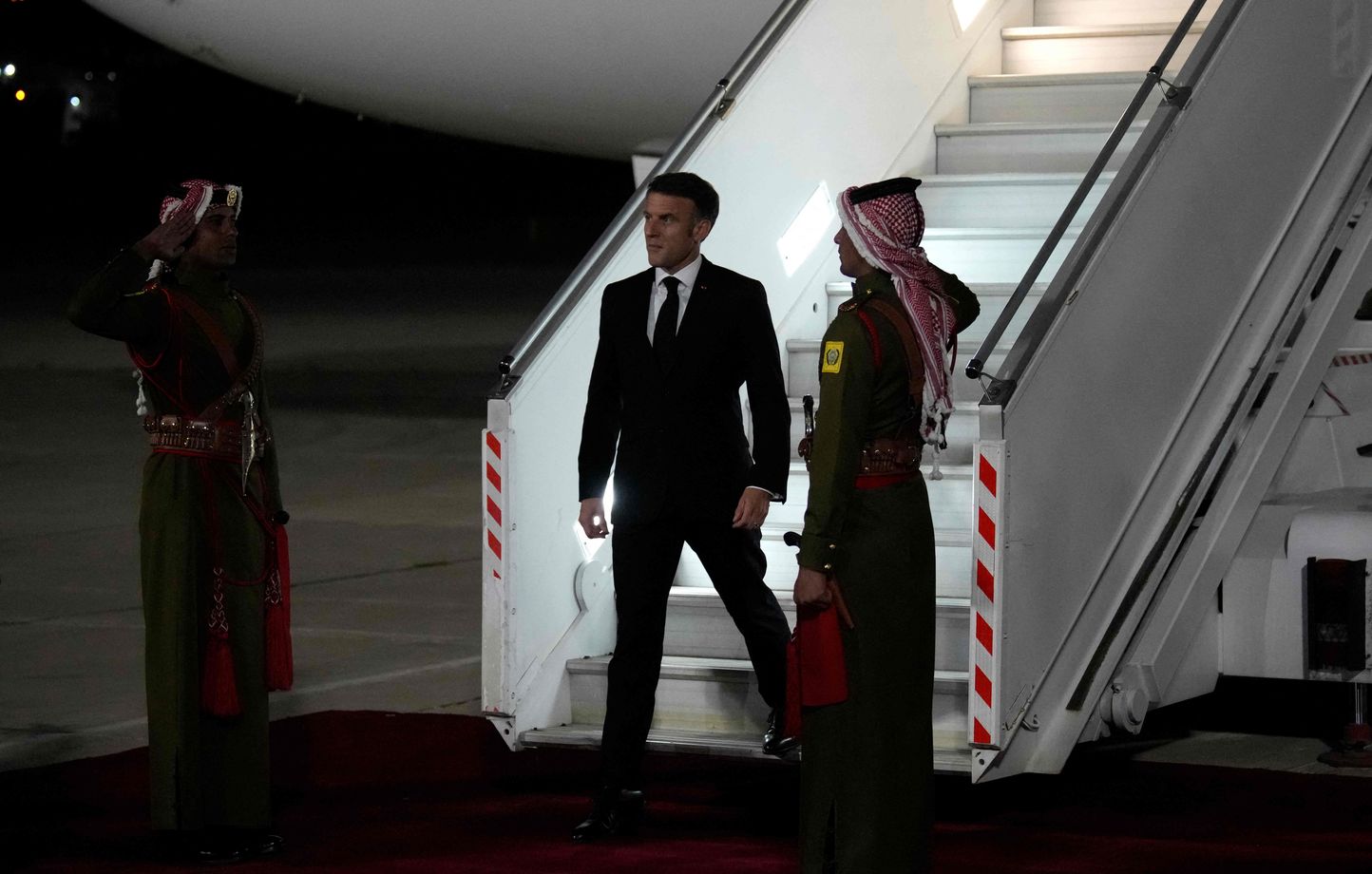 Emmanuel Macron arrive à Amman, en Jordanie, le 24 octobre 2023.