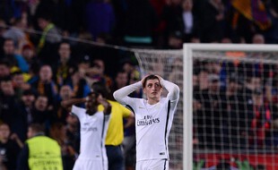 Marco Verratti se tient la tête à deux mains après l'élimination parisienne au Camp Nou, en 2017.
