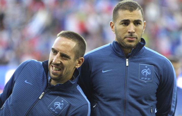 Franck Ribéry (81 sélections) et Karim Benzema (97 sélections) n’ont pas eu à se rendre en personne au procès de l’affaire Zahia, qui avait conduit à la relaxe des deux anciens internationaux français. Mais leur nom restera associé à cette affaire de mœurs dans laquelle il leur était reproché d’avoir eu recours aux services de l’ancienne escort-girl Zahia Behar quand celle-ci était mineure. Franck Ribéry avait reconnu avoir eu des relations sexuelles avec la jeune femme lors d’un week-end à Munich, mais disait ignorer qu’elle était mineure et qu’elle se prostituait. Zahia affirmait pourtant avoir reçu 700 euros de l’ancien ailier du Bayern, ce qu’il a aussi nié. De Karim Benzema, elle disait avoir reçu 500 euros après une relation sexuelle dans un hôtel parisien. Ce que l’attaquant, formé à Lyon, a également toujours nié.