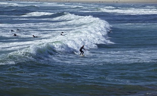Le site de la Torche, au sud de la baie d'Audierne, dans le Finistère, est un spot reconnu par les surfeurs.