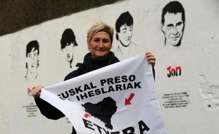Mirentxu Guimon, soeur d'une militante de l'ETA détenue en France, porte une banderole avec les mots "Prisonniers basques, à la maison", le 5 janvier 2016