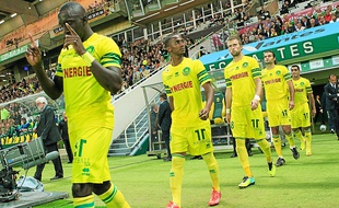 Cissokho (au premier plan) semble se muer en chef d'orchestre alors qu'il n'aime pas le rap américain au stade.