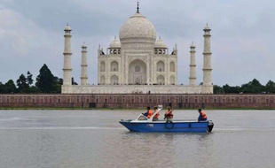 Le Taj Mahal, au bord de la rivière Yamuna, à Agra, dans le nord de l'Inde. Photo prise le 21 août 2011.