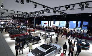 Vue générale de différents modèles de constructeurs français au salon de l'automobile à Paris le 3 octobre 2014
