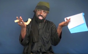 Capture d'écran d'une vidéo du chef de Boko Haram, Abubakar Shekau, qui a officialisé le 7 mars 2015 le rapprochement de son groupe avec Daesh.