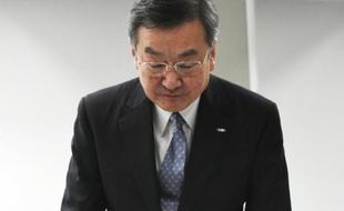 Le président de Sharp Kozo Takahashi lors d'une conférence de presse à Tokyo, le 13 mai 2015