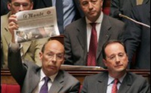 La publication dans la presse de documents couverts par le secret de l'instruction, comme dans le dossier Clearstream, est en contradiction avec le code de procédure pénale mais a alimenté ces dernières années le débat autour de la moralisation de la vie publique.
