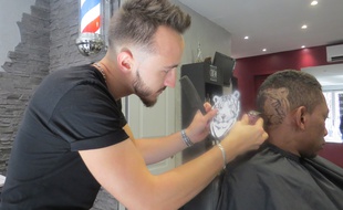 David Howard en plein travail de Hair Tattoo