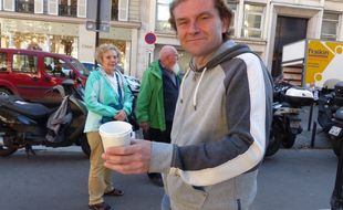 Ce mercredi, Jean-Marie Roughol, mendiant à Paris, sort un livre, « Je tape la manche », co-signé avec Jean-Louis Debré.