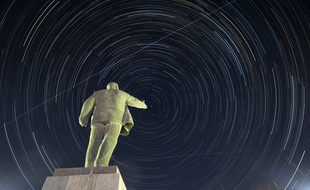 La Station spatiale internationale photographiée depuis le sol au Kazakhstan, au-dessus d'une statue de Lénine.