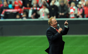 Gerry Marsden chante You'll Newer Walk Alone en 2009, au stade Anfield de Liverpool (Angleterre) pour commémorer les vingt ans de la catastrophe d'Hillsborough.
