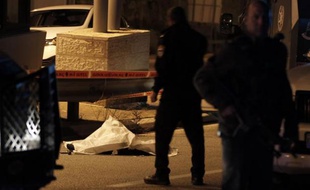 Le corps du jeune palestinien abattu alors qu'il tentait de poignarder des policiers israéliens à un check point à Jérusalem le 25 avril 2015