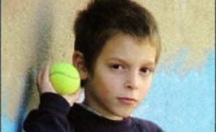 Plusieurs centaines de personnes ont participé samedi matin à Marseille à une marche silencieuse à la mémoire de Nelson, 14 ans, fauché il y a une semaine par une voiture de police alors qu'il traversait une rue sur un passage piéton