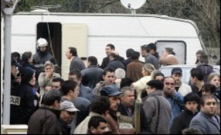 Deux enfants et leur père, appartenant à la communauté des gens du voyage, sont morts vendredi dans une caravane à Denain, près de Valenciennes (Nord), victimes d'une intoxication au monoxyde de carbone, alors que leur mère est dans le coma, a-t-on appris auprès des pompiers.