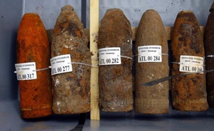 L'association environnementale Robin des Bois a appelé vendredi, à deux jours des commémorations du 11 novembre, à combattre la pollution engendrée par les munitions de la guerre 14-18 toujours enfouies dans les sols du nord-est de la France et de la Belgique.