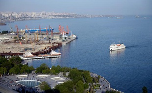 Vue du port de Bakou, le 10 mai 2014
