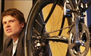 Des poches de sang retrouvées au cabinet du médecin espagnol Eufemiano Fuentes, au centre d'un réseau de dopage sanguin, provenaient bien de l'ex-coureur cycliste allemand Jan Ullrich, a annoncé mardi le parquet de Bonn (ouest).