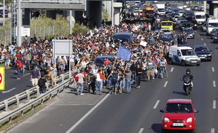 Des migrants quittent à pied Budapest pour rejoindre l'Autriche vendredi 4 septembre 2015.