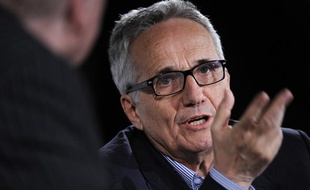 Le réalisateur italien Marco Bellocchio parle lors de la Leçon de Cinéma du 63e Festival de Cannes, le 19 mai 2010.