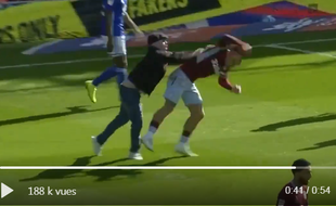 Le Villan Jack Grealish agressé en plain match par un fan de Birmingham.