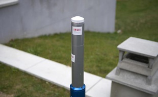 Une balise de détection de la radioactivité de l'IRSN.