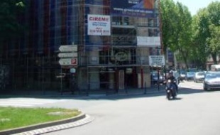 Les bâches publicitaires de plus de 12 m2 seraient interdites.
