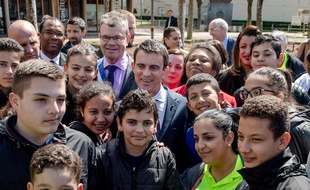 Manuel Valls, durant sa visite à Vaulx-en-Velin ce mercredi 13 avril 2016.
Crédit: KONRAD K/SIPA