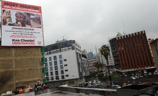 Un grand panneau posé par le ministère de l'Intérieur kenyan, montrant le commandant présumé des Shebab, Mohamed Mohamud, sur un immeuble à Nairobi, le 17 avril 2015