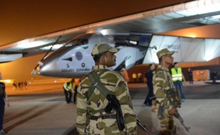 Solar Impulse 2 après son atterrissage le 10 mars 2015 Sardar Vallabhbhai