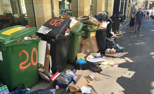 Des poubelles qui débordent dans le quartier Saint-Pierre.