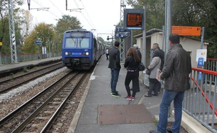 Le 28 octobre 2014, des voyageurs du RER C attendent leur train ‡ la station Gravigny-Balizy.