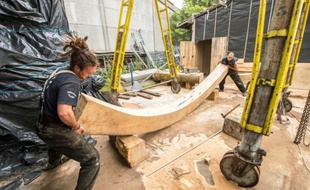 Des employés sur le chantier de la réplique d'un navire du 17e siècle à Gravelines, dans le nord de la France, le 28 juillet 2015
