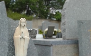 Juillet 2019. Illustration de tombes dans un cimetière