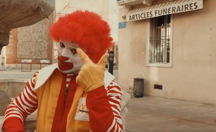 Le rappeur R.Can, déguisé en Ronald, dans son dernier clip.